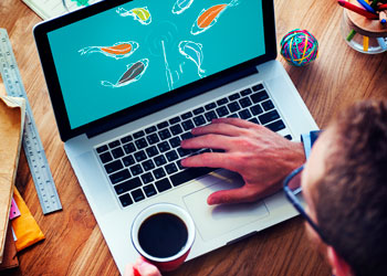 Laptop auf dessen Monitor eine Illustration mit Fischen, die zu einer Angel schwimmen gezeigt wird; Symbolbild für Fakeshops; Copyright Panthermedia