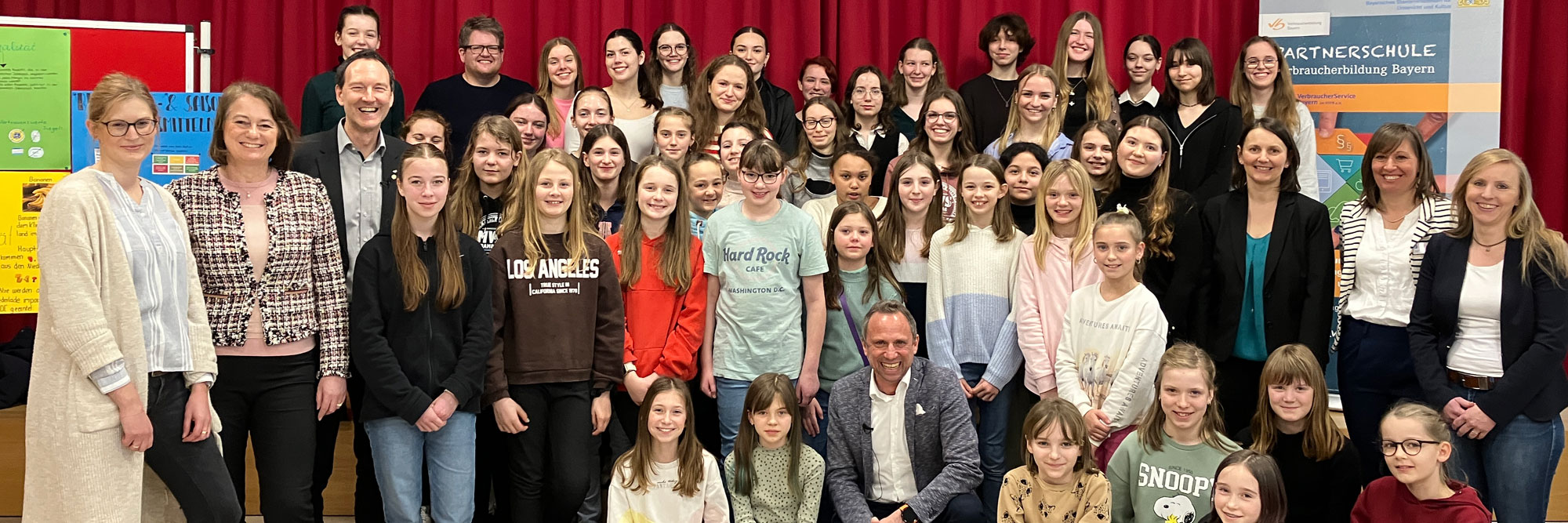 Gruppenbild: Verbraucherschutzminister Glauber mit einer Schulklasse und den Veranstaltenden